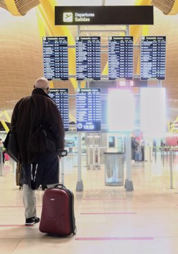 Archivo - Viajeros en la terminal T4 del Aeropuerto Adolfo Suárez Madrid-Barajas, un día antes de la suspensión de los vuelos procedentes de Reino Unido, en Madrid (España), a 21 de diciembre de 2020. El Gobierno ha decidido de manera conjunta con Portu