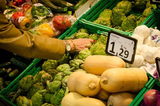 Archivo - Hortalizas y frutas en un supermercado