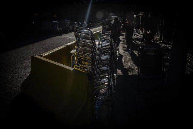 Archivo - Sillas vacías en una terraza de una céntrica calle de Barcelona, Catalunya (España), a 21 de diciembre de 2020. 