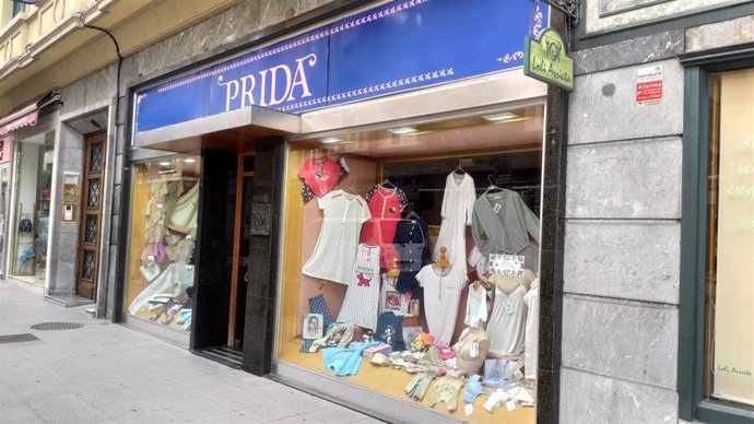 Archivo - Pequeño comercio, comercio minorista, en Oviedo.