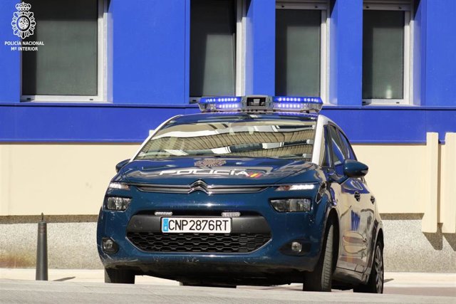 Archivo - Detenida una mujer de 74 años por dañar prendas introduciendo huevos podridos en una tienda de Santander