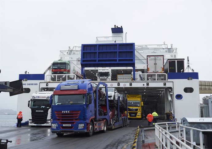 Archivo - Varios camiones salen de un ferry procedente de la localidad de Portsmouth al puerto de Santander, Cantabria, a 23 de diciembre de 2020. La llegada del barco en el que viajan pasajeros británicos se produce un día después de que entrase en vig