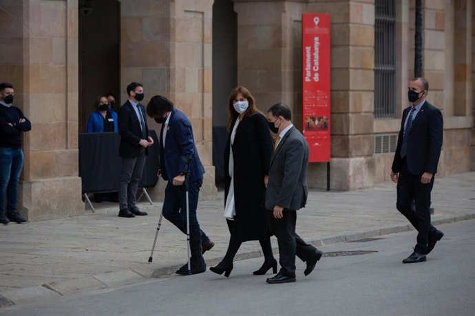 La candidata de Junts, Laura Borrs (c), a su llegada al Auditorio del Parlament de Catalunya para celebrar el inicio de la XIII legislatura, en Barcelona, Catalunya, (España), a 12 de marzo de 2021. El pleno, que se celebrará por primera vez en el Audi