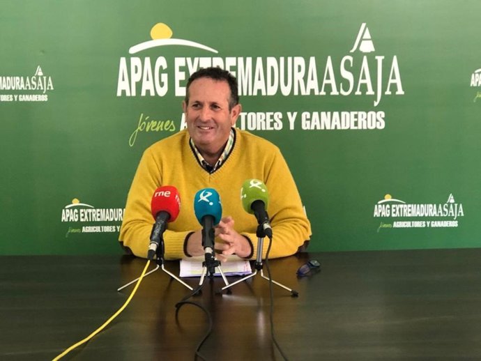 Imagen de archivo del presidente de APAG Extremadura Asaja, Juan Metidieri, en una rueda de prensa