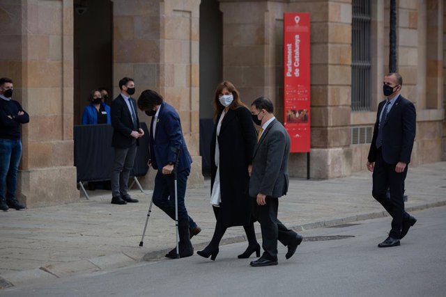 La candidata de Junts, Laura Borràs (c), arriba a l'Auditori del Parlament de Catalunya per celebrar l'inici de la XIII legislatura. Catalunya (Espanya), 12 de març del 2021. 