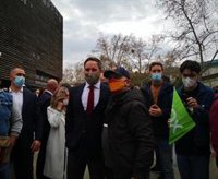 Un home intenta agredir Abascal i Garriga (Vox) abans d'entrar al Parlament