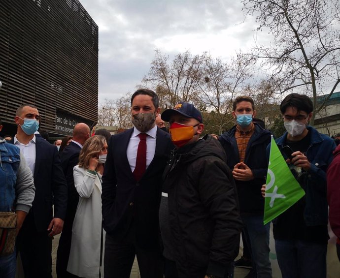Santiago Abascal (Vox) posa con uno de los manifestantes concentrados a las puertas del Parc de la Ciutadella en Barcelona.