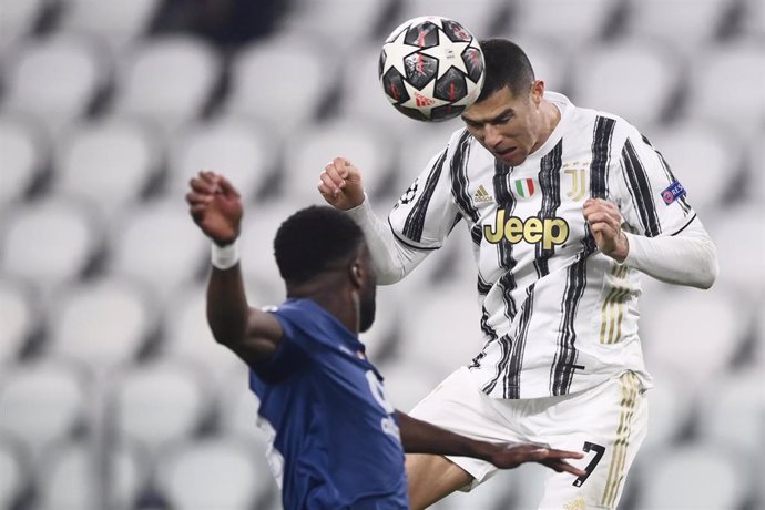 Cristiano Ronaldo intenta un remate de cabeza durante el Juventus-Oporto de los octavos de final de la Liga de Campeones 2020-2021