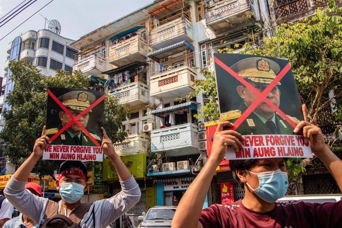 Carteles contra el líder de la junta birmana, Min Aung Hlaing, en Rangún