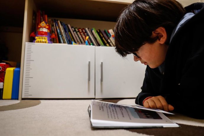 Archivo - Un niño leyendo en su cuarto durante la pandemia, a finales del mes de abril