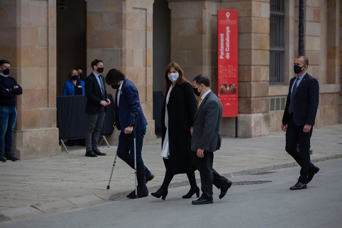 La candidata de Junts, Laura Borrs (c), arriba a l'Auditori del Parlament de Catalunya.
