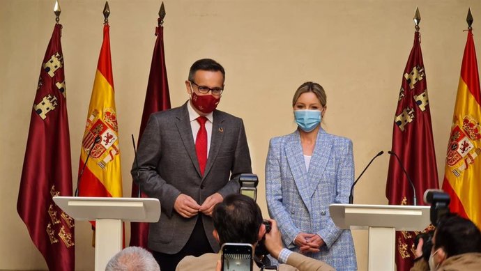 El secretario general del PSRM-PSOE, Diego Conesa, y la coordinadora autonómica de Ciudadanos, Ana Martínez Vidal, durante la lectura de la declaración