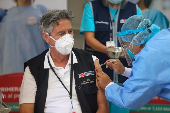 El presidente de Perú, Francisco Sagasti, vacunándose.