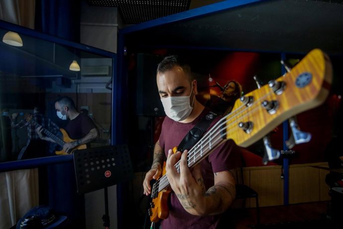 Archivo - Un guitarrista ensaya en en un local. 