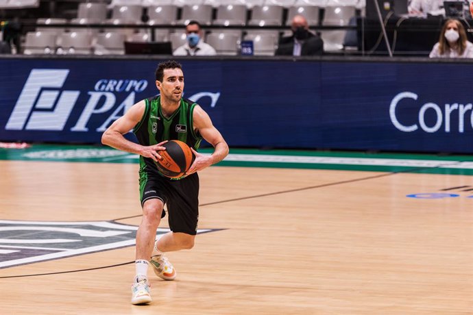 Ferran Bassas (Joventut) con el balón Spalding