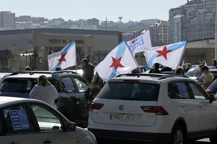 Varias personas participan en una caravana de vehículos convocada por el BNG para reivindicar la rebaja de los peajes en la AP-9, en A Coruña, Galicia (España), a 28 de febrero de 2021.