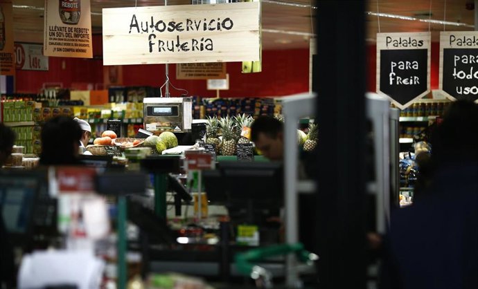 Archivo - Frutería en un supermercado