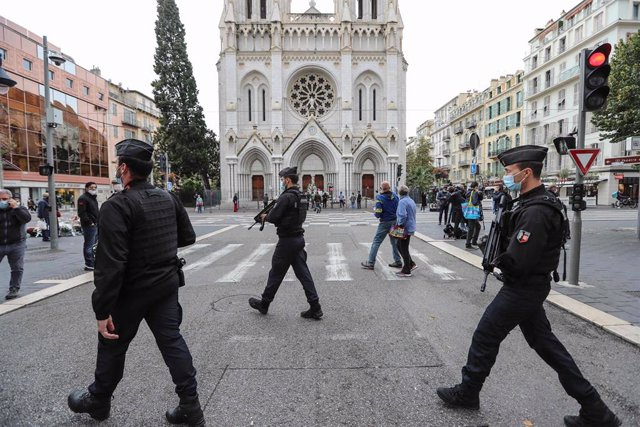 Archivo - Agentes de Policía junto a la Basílica de Notre Dame en Niza, escenario de un atentado