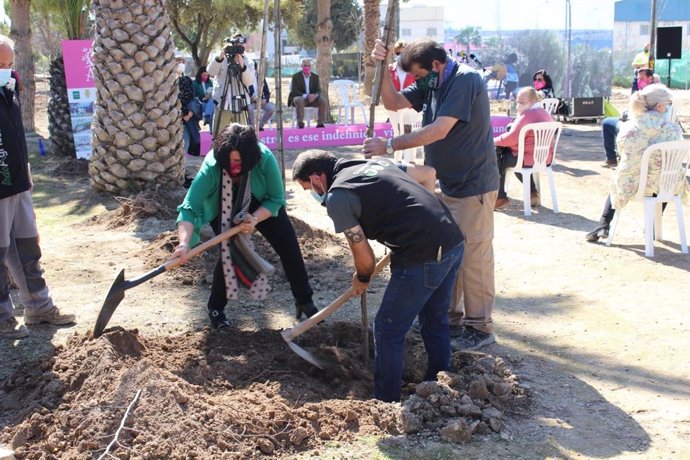 Primera plantación para el "Boque del amor" de Gilena