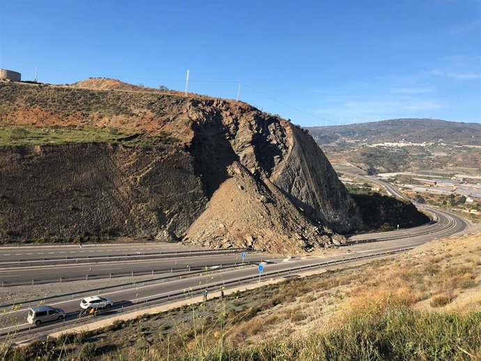 Desprendimiento de una ladera en la A-7 a su paso por Gualchos-Castell de Ferro (Granada)