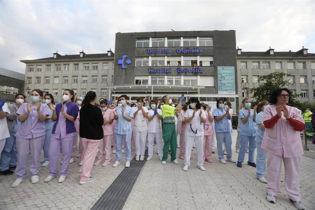 Homenaje a los sanitarios en el Hospital Donostia