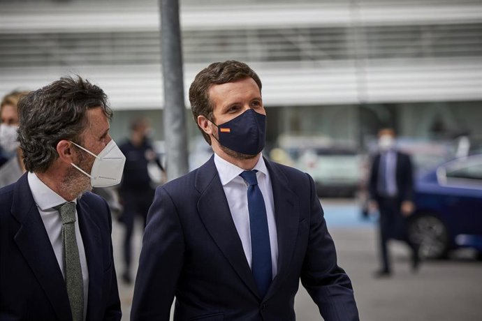 El líder del PP, Pablo Casado (d), acompañado del rector de la Universidad Francisco de Vitoria, Daniel Sada Castaño (i)