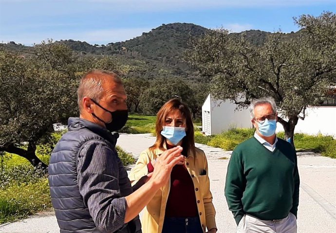 La delegada territorial de Turismo, con el alcalde de El Pedroso.