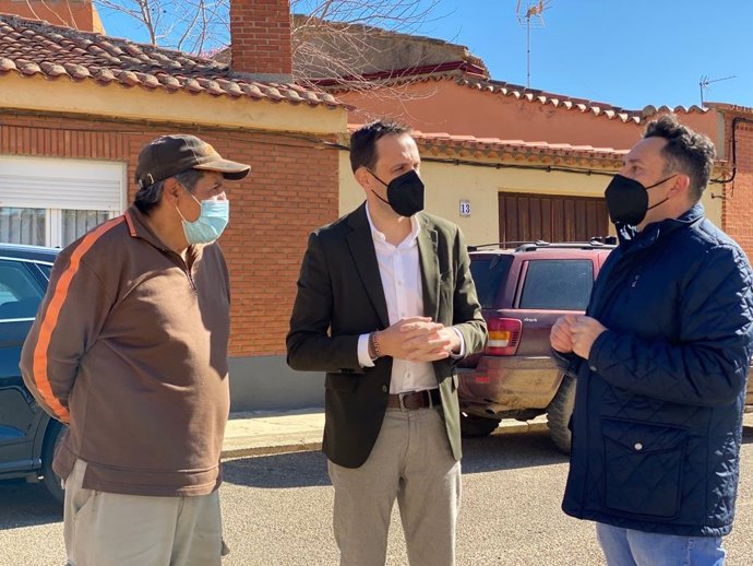 Conrado Íscar, en el centro de la imagen, durante su visita a Villanueva de los Caballeros.