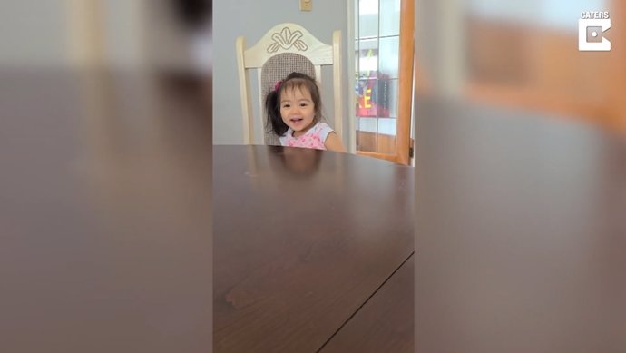 Esta adorable niña de dos años es incapaz de juntar las sílabas para pronunciar la palabra Banana