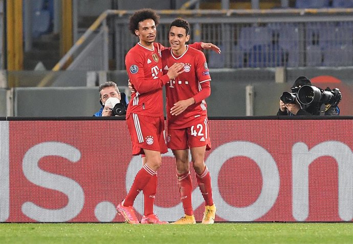 Leroy Sane (izda) felicita a Jamal Musiala por su gol en el Lazio-Bayern de octavos de final de la Liga de Campeones 2020-2021