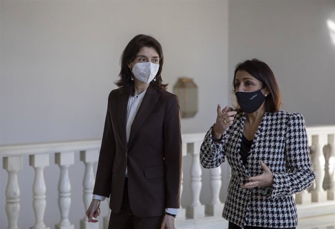 La presidenta del Senado, Pilar Llop, este viernes en Sevilla, junto a la presidenta del Parlamento de Andalucía, Marta Bosquet.