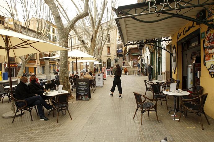 Varias personas en la terraza de un bar en Palma.