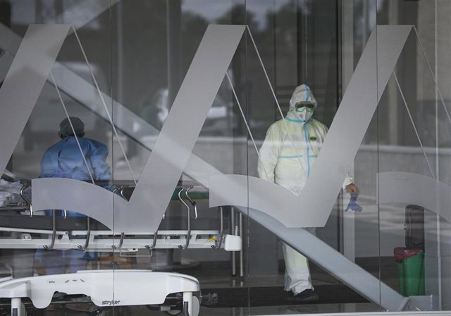 Archivo - Personal sanitario con traje EPI.