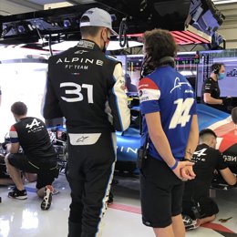 Los pilotos del Alpine F1 Team para 2021, el francés Esteban Ocon y el español Fernando Alonso, en el primer día de test oficial de pretemporada en Baréin