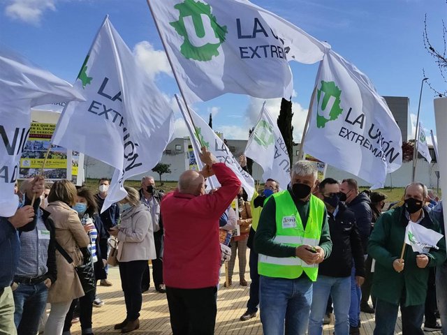 Concentración de La Unión junto a la Consejería de Agricultura contra los recortes de la PAC.