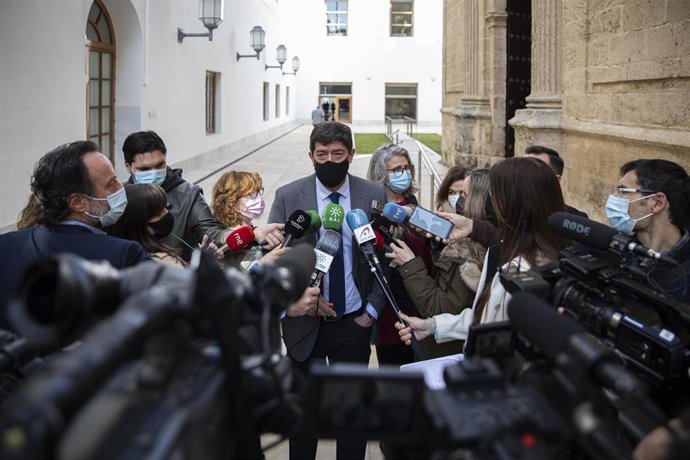 El vicepresidente de la Junta, Juan Marín atiende a los medios de comunicación momentos antes del inicio de la sesión de control al gobierno en el pleno del Parlamento andaluz. En Sevilla (Andalucía, España), a 11 de marzo de 2021. (Foto de archivo).