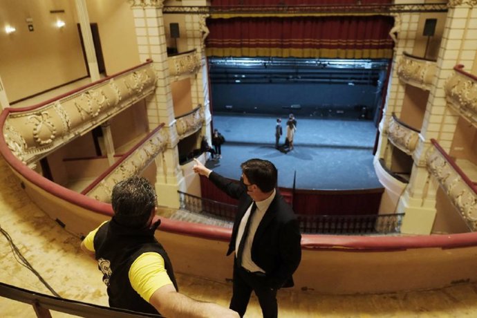 El vicepresidente de la Junta de Andalucía y consejero de Turismo, Regeneración, Justicia y Administración Local, Juan Marín, en su visita este viernes a las obras de remodelación del Gran Teatro de Huelva.