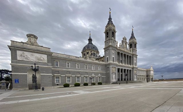 Archivo - Fachada del Palacio Real en una plaza de Oriente completamente vacía en el día 33 del estado de alarma, en Madrid (España), a 16 de abril de 2020.
