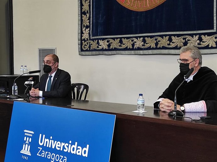 El presidente de Aragón, Javier Lambán, y el rector de la Universidad de Zaragoza, José Antonio Mayoral.