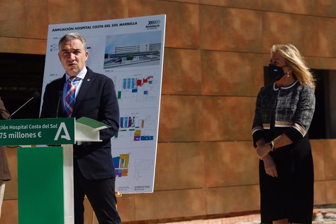 El consejero de la Presidencia, Administración Pública e Interior de la Junta de Andalucía, Elías Bendodo, junto a la alcaldesa de Marbella, Ángeles Muñoz.