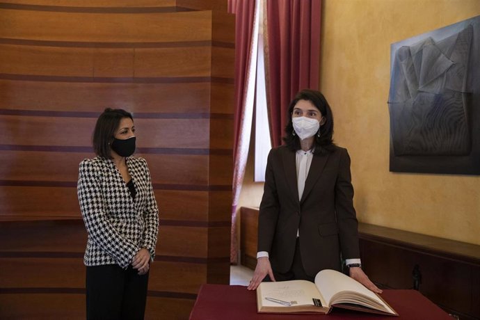 La presidenta del Parlamento, Marta Bosquet, se ha reunido este viernes en Sevilla con la presidenta del Senado, Pilar Llop.