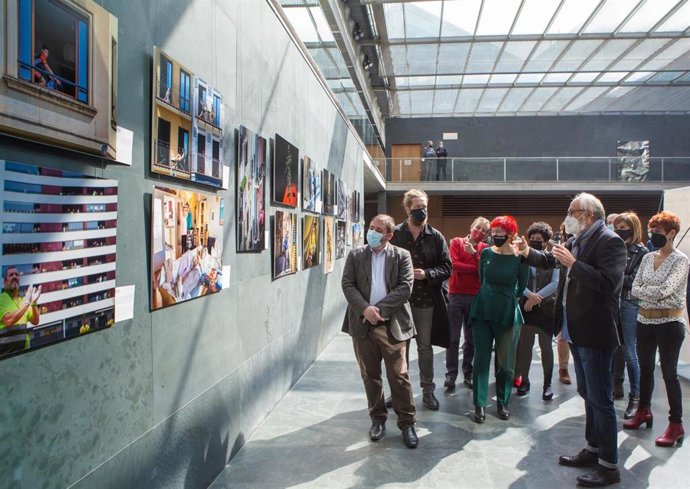 Inauguración en el Parlamento foral de una exposición con imágenes del primer año de pandemia