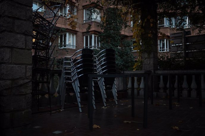 Archivo - Arxiu - Cadires buides a la terrassa d'un bar de Barcelona. Catalunya (Espanya), 21 de desembre del 2020. 