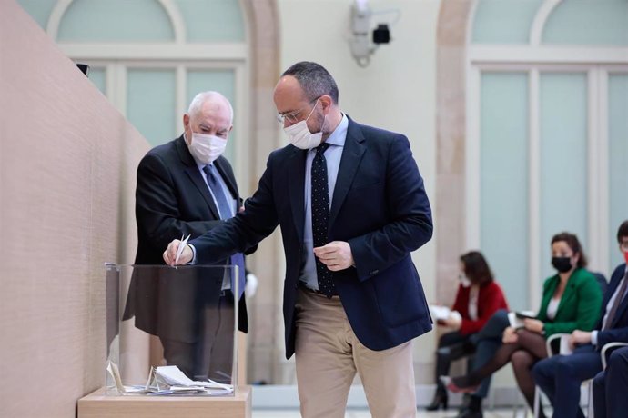El presidente del PP catalán Alejandro Fernández, votando durante la elección de la Mesa del Parlament de la XIII legislatura el 12 de marzo de 2021