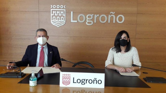 El consejero, Celso González, y la concejal, Esmeralda Campos