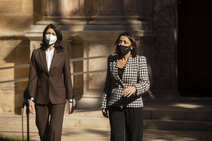 La presidenta del Parlamento, Marta Bosquet (d), recibe a la presidenta del Senado, Pilar Llop (i) en el Parlamento Andaluz. En Sevilla (Andalucía, España), a 12 de marzo de 2021.