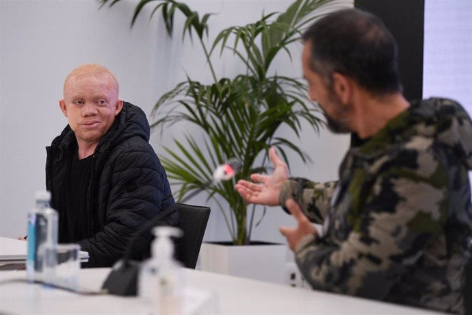 El joven albino guineado intervnido por Cavadas de un cáncer facial