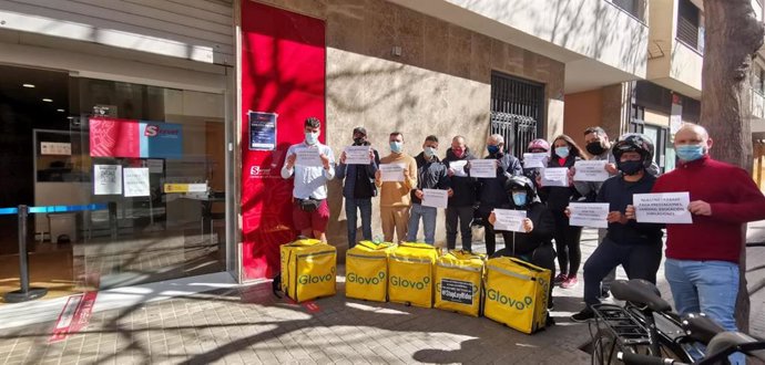 Repartidores haciendo cola en las oficinas de empleo para protestar por la Ley Rider en Valencia