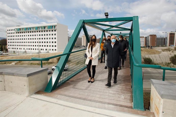 El consejero de Cohesión Territorial, Bernardo Ciriza, y la alcaldesa del Ayuntamiento del Valle de Egüés, Amaya Larraya, visitan la pasarela peatonal que conecta Erripagaña y la Ciudad de la Innovación en Sarriguren