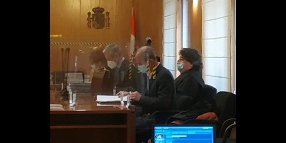 4. El presidente del jurado en el caso del funcionario municipal acusado de cohecho dicta sentencia absolutoria